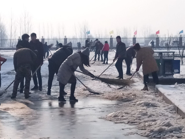 永胜煤矿组织干部职工铲冰除雪 (1).jpg